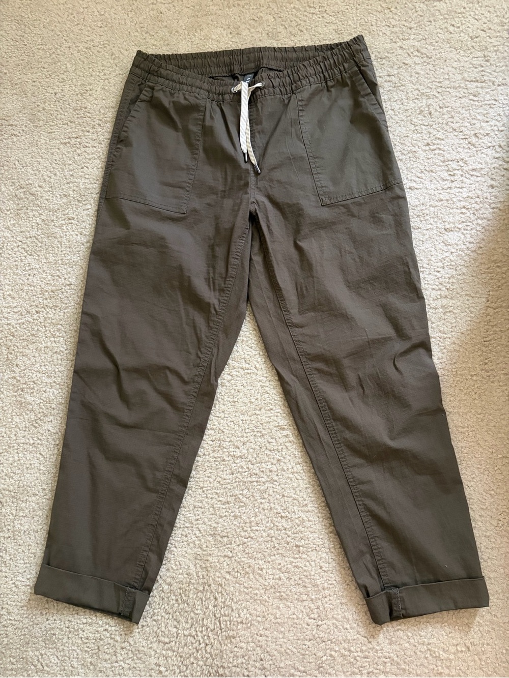 Vuori womens ripstop pants raw hem - Olive Green Size Medium